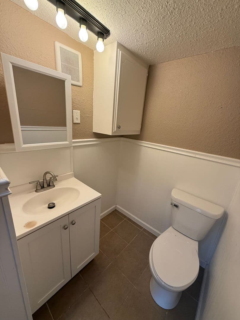 Hastings Apartment: 113 E 4th