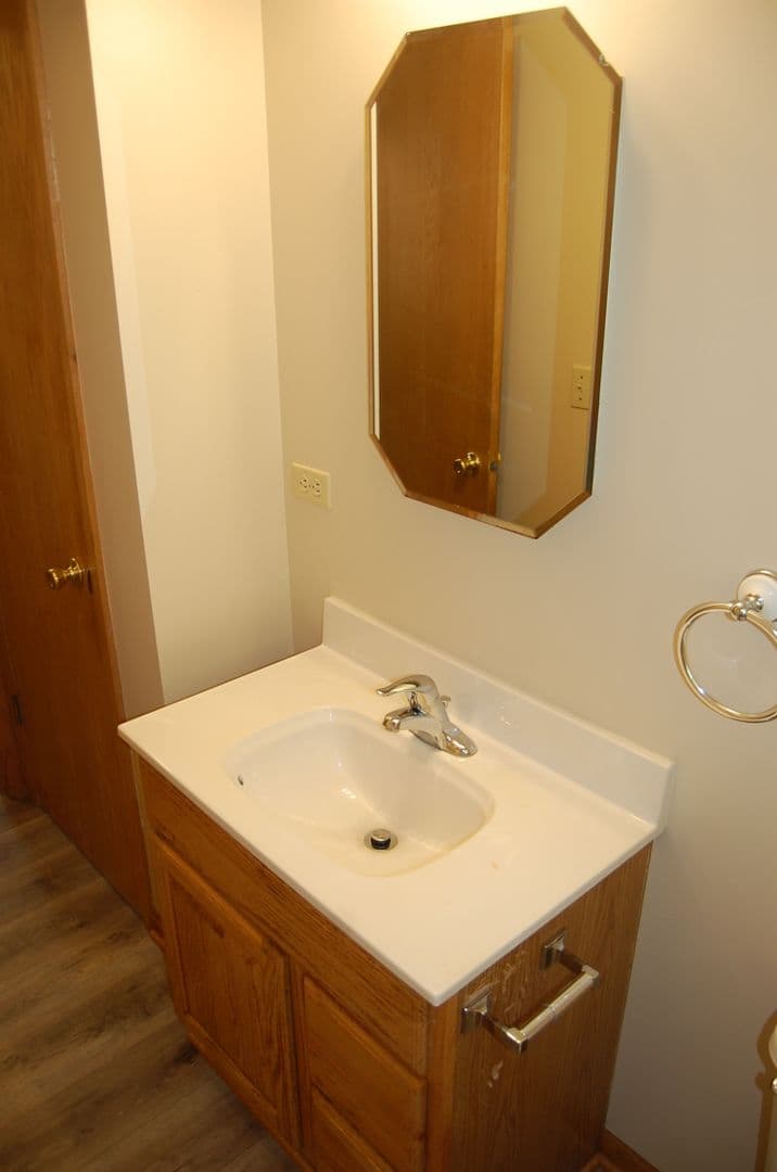 Lincoln Apartment: 5001 W Hughes St