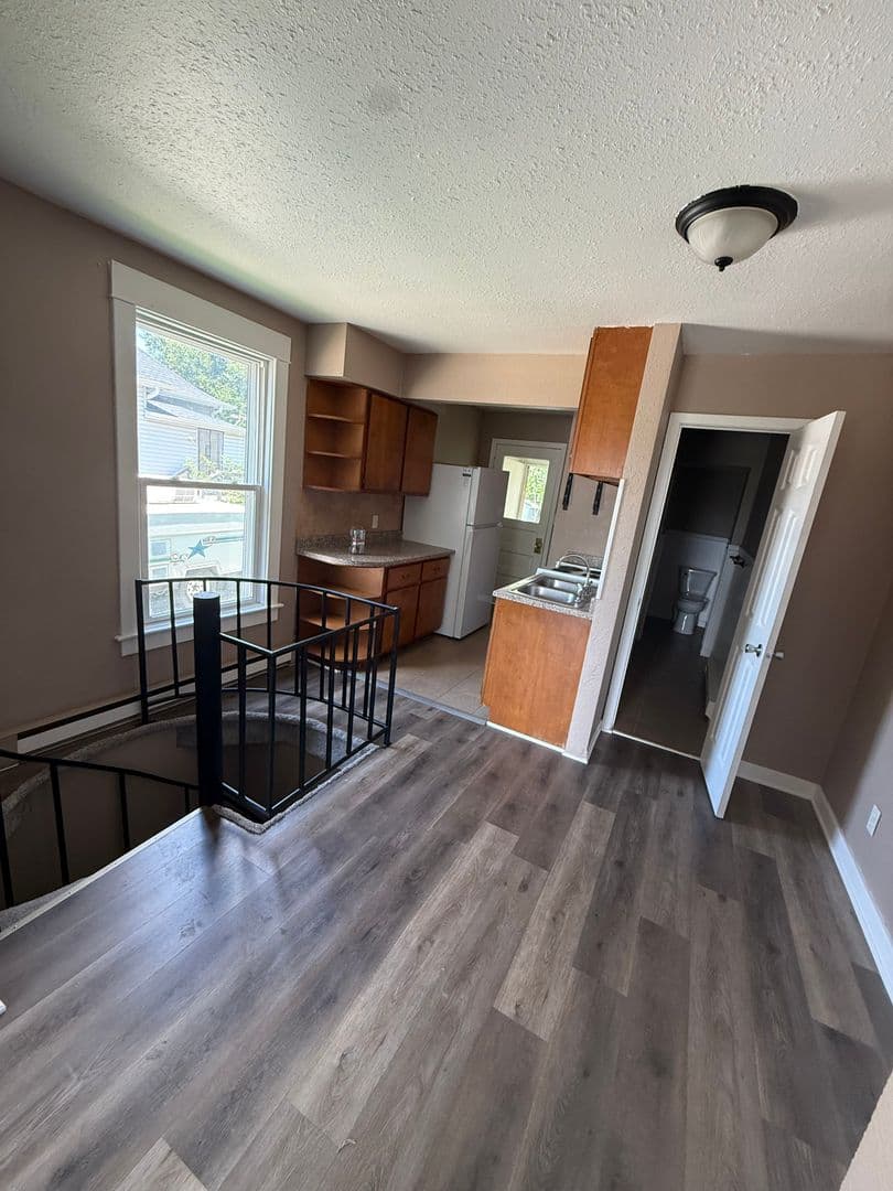 Hastings Apartment: 113 E 4th