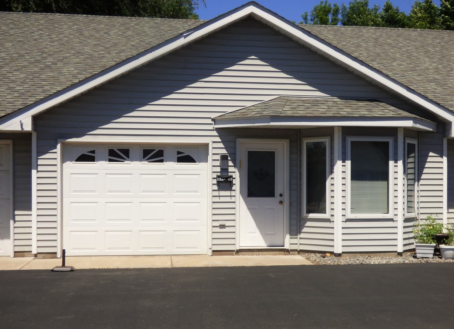 Buffalo Apartment: 814 6th Ave. NE