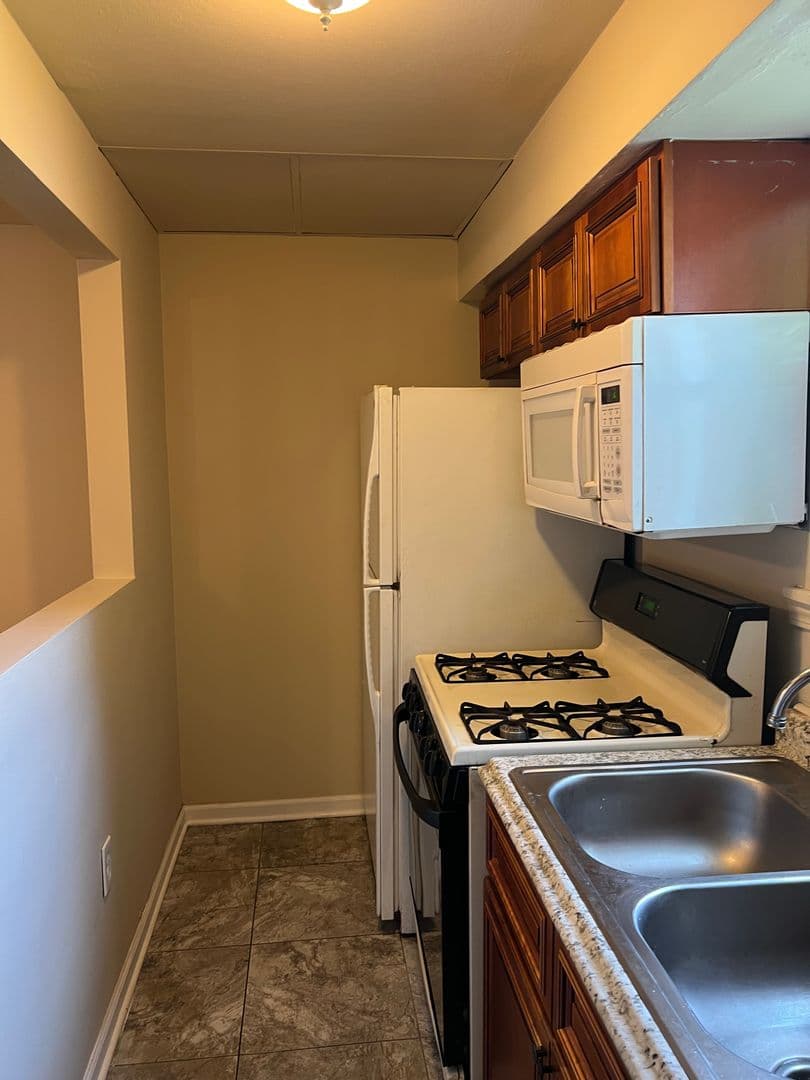McKees Rocks Apartment: 1518 Chartiers Ave