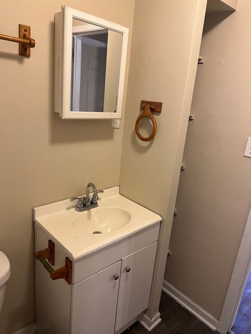 McKees Rocks Apartment: 1518 Chartiers Ave