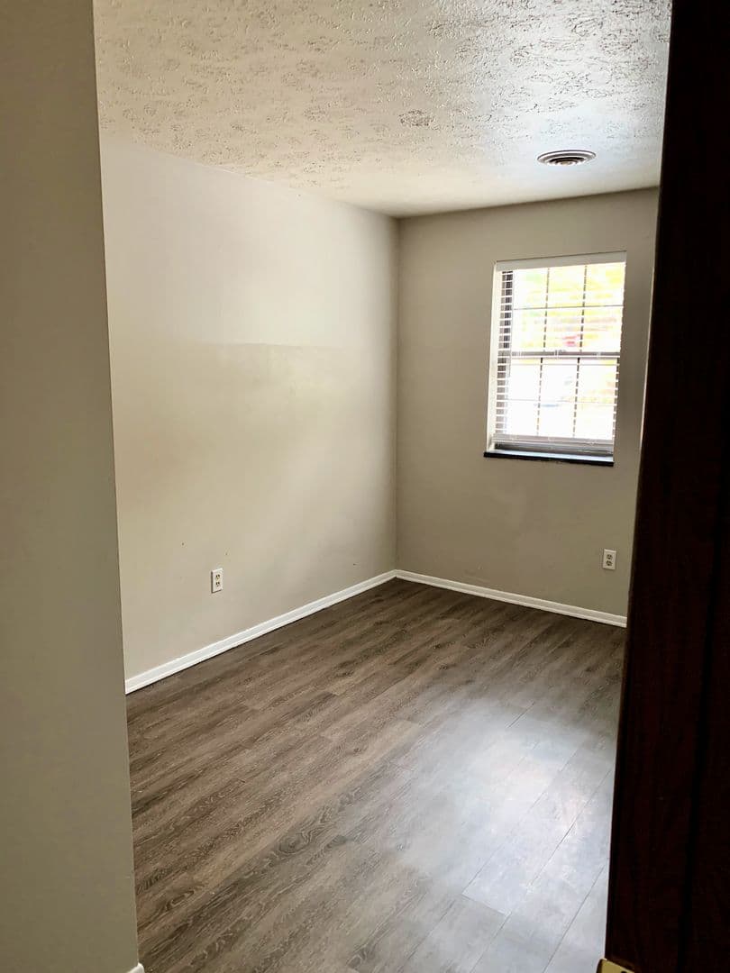 Pittsburgh Apartment: 230 Oakwood Avenue