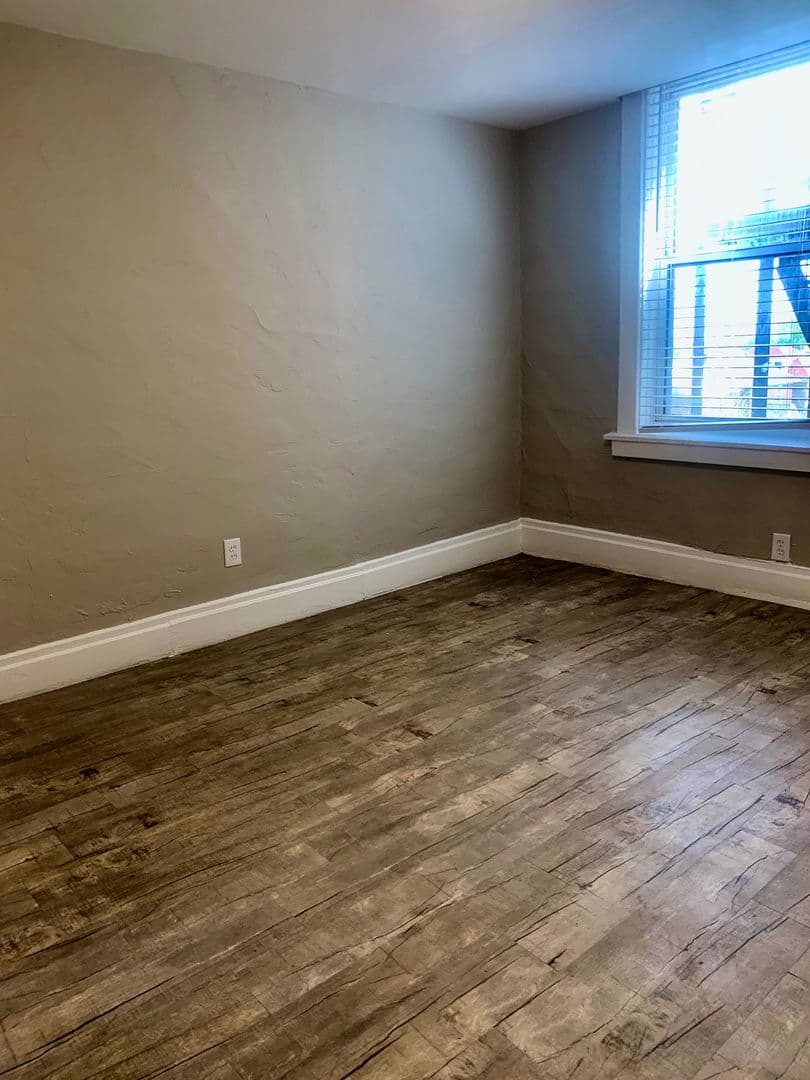 Dormont Apartment: 2838 Broadway Avenue