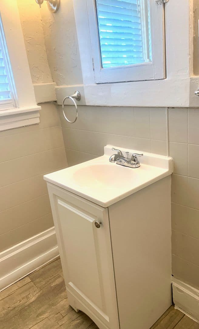 Dormont Apartment: 2838 Broadway Avenue