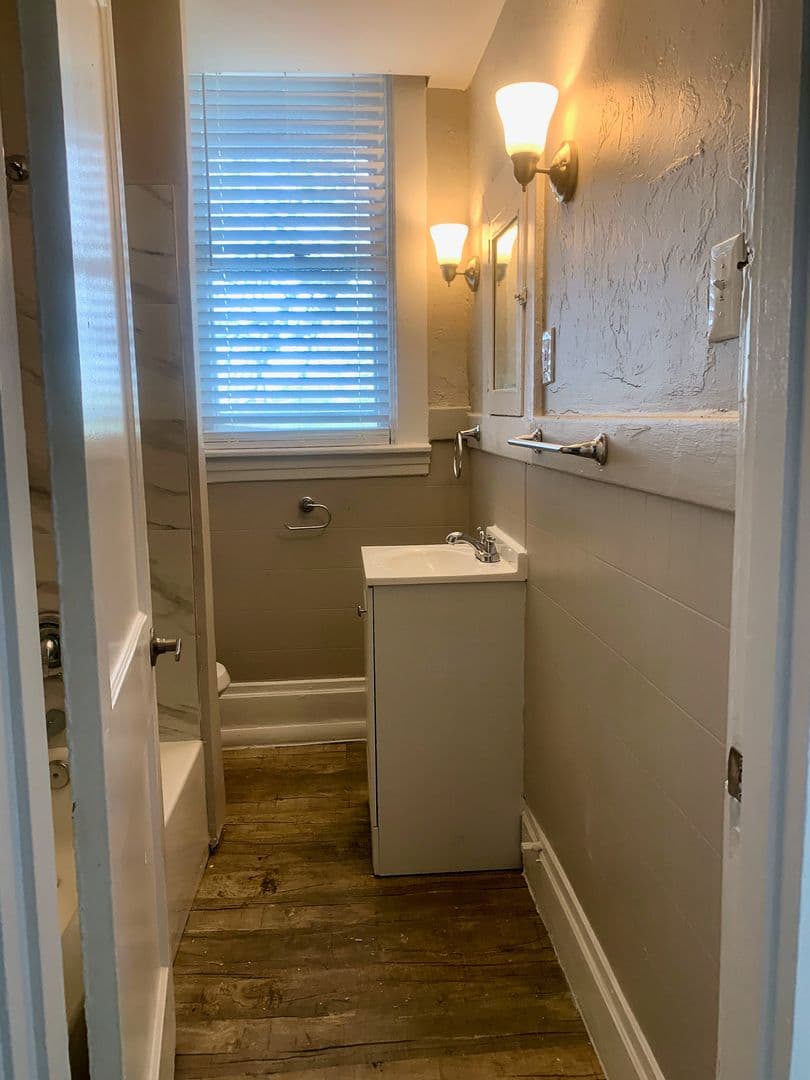 Dormont Apartment: 2838 Broadway Avenue