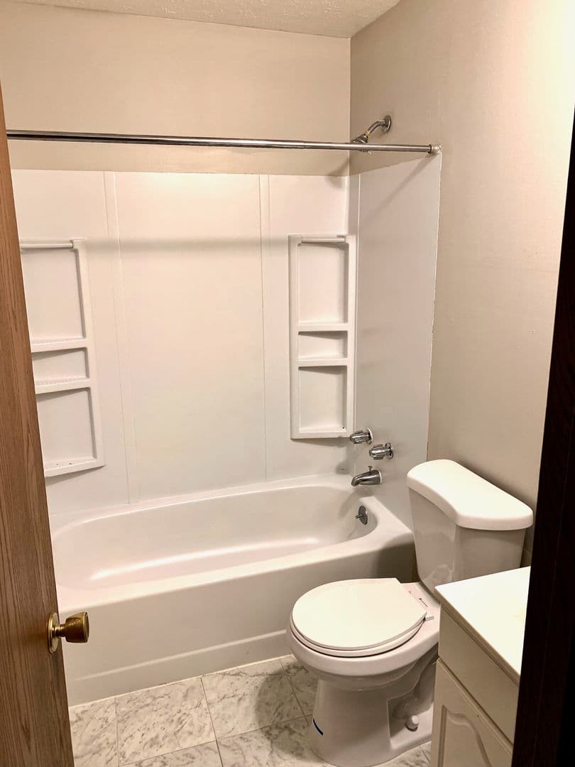 Pittsburgh Apartment: 230 Oakwood Avenue