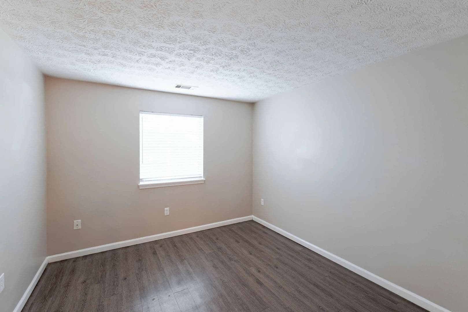 Moon Township Apartment: 916 Beaver Grade Road