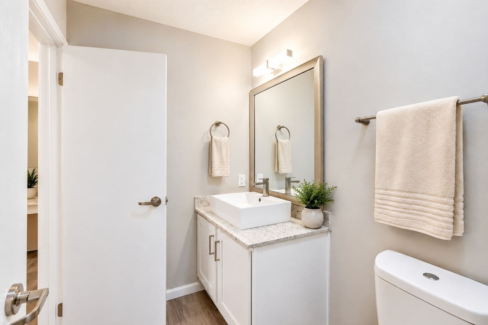 Moon Township Apartment: 916 Beaver Grade Road