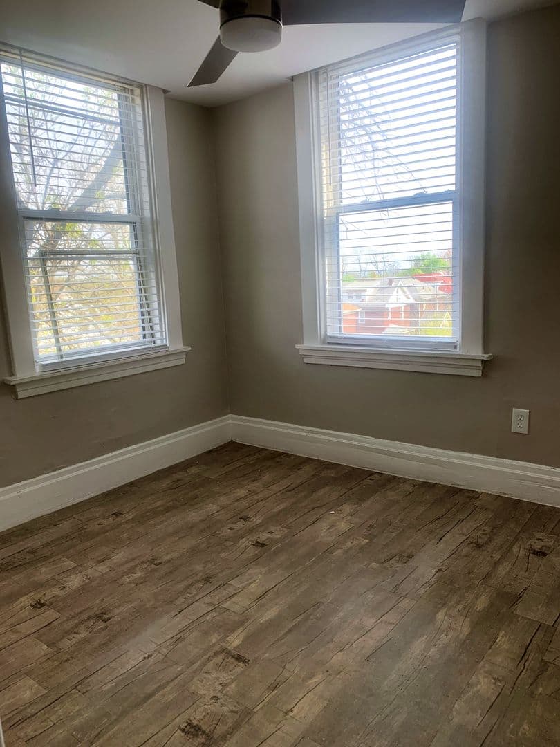 Dormont Apartment: 2838 Broadway Avenue