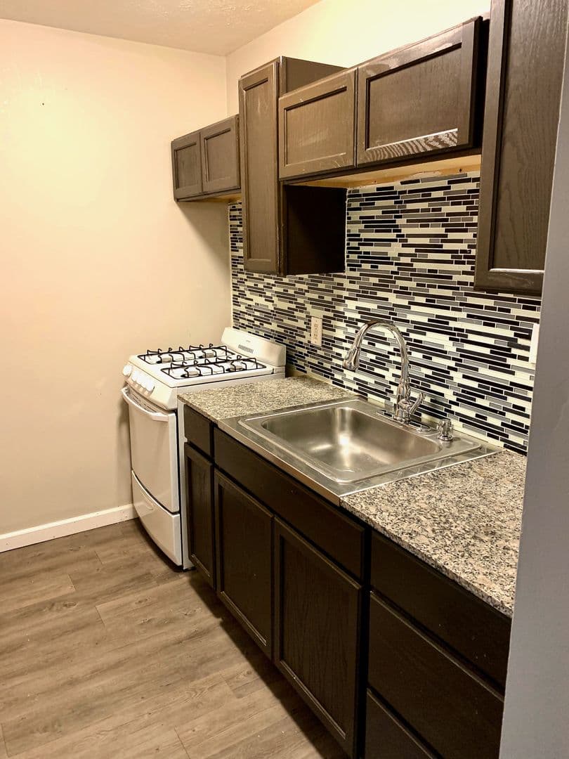 Pittsburgh Apartment: 230 Oakwood Avenue