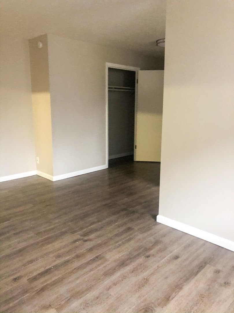 Moon Township Apartment: 318 Moon Clinton Road