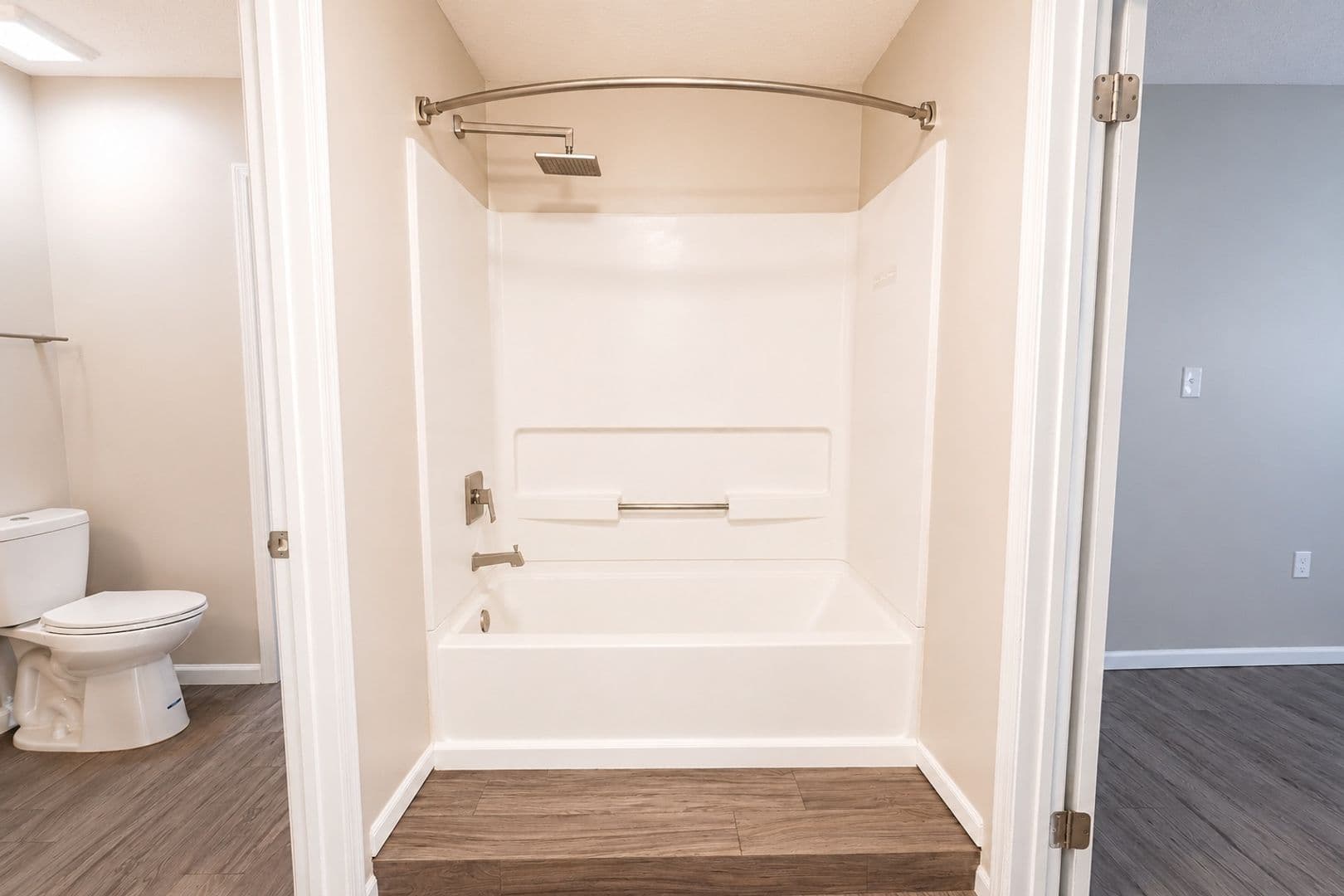 Moon Township Apartment: 916 Beaver Grade Road