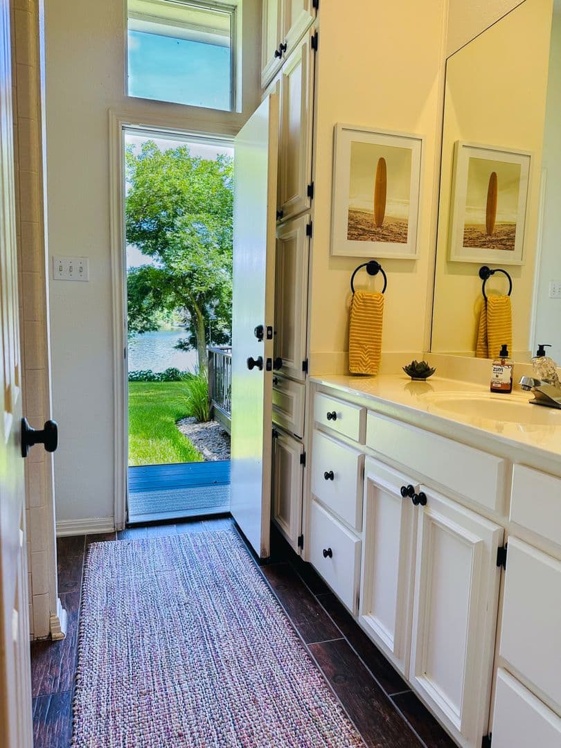 Austin House: 2910 Edgewater Drive