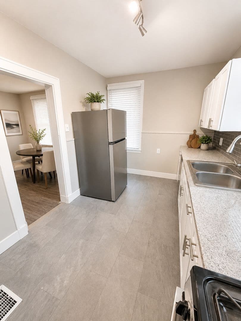 Dormont Apartment: 1127-1133 McNeilly Ave