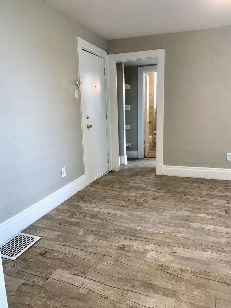 Dormont Apartment: 2838 Broadway Avenue