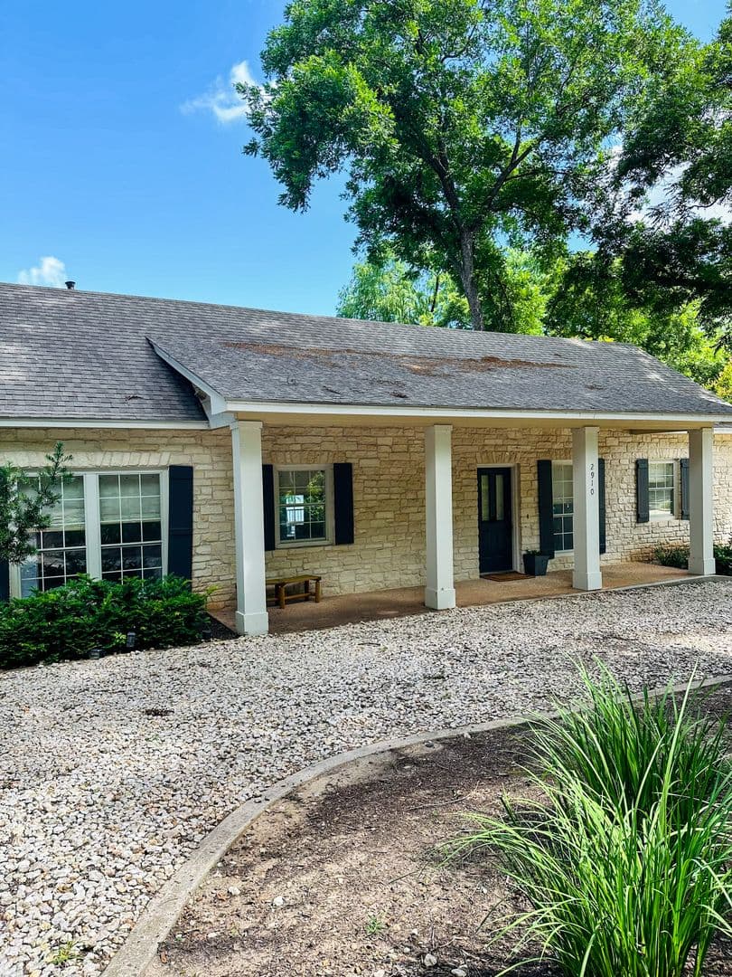 Austin House: 2910 Edgewater Drive