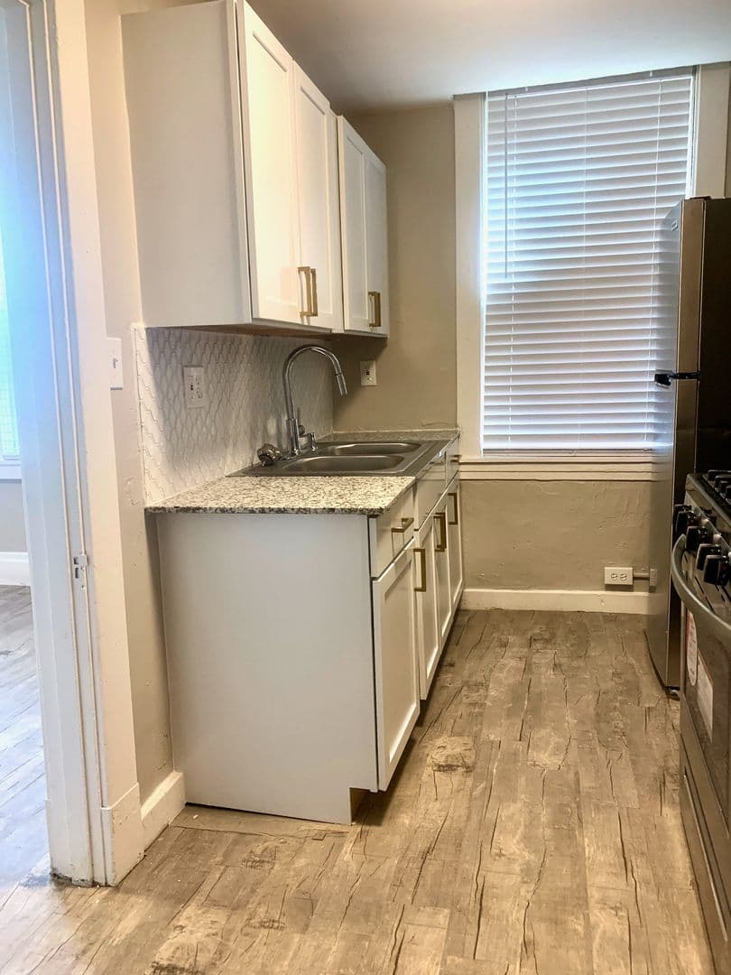 Dormont Apartment: 2838 Broadway Avenue