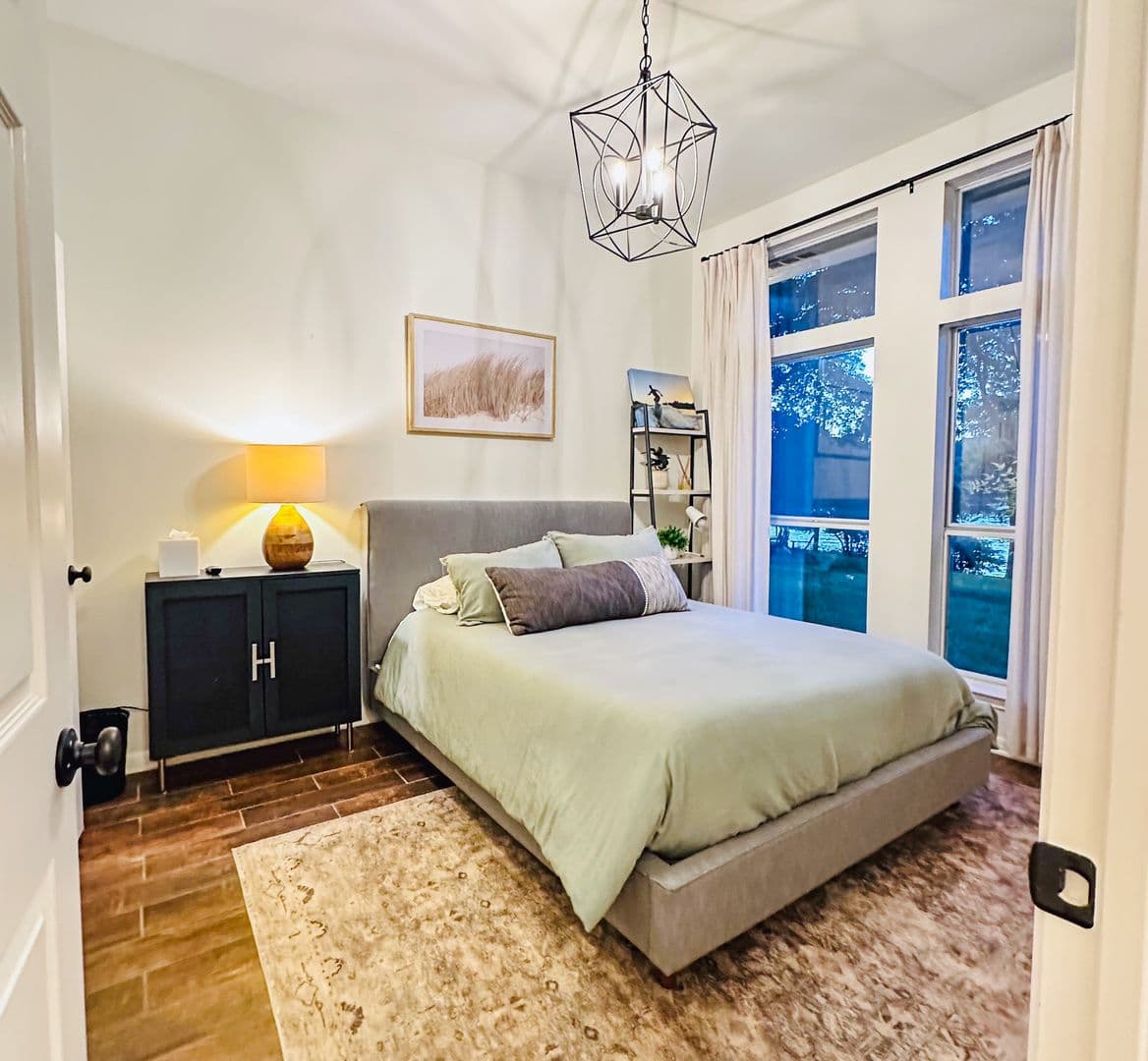 Austin House: 2910 Edgewater Drive