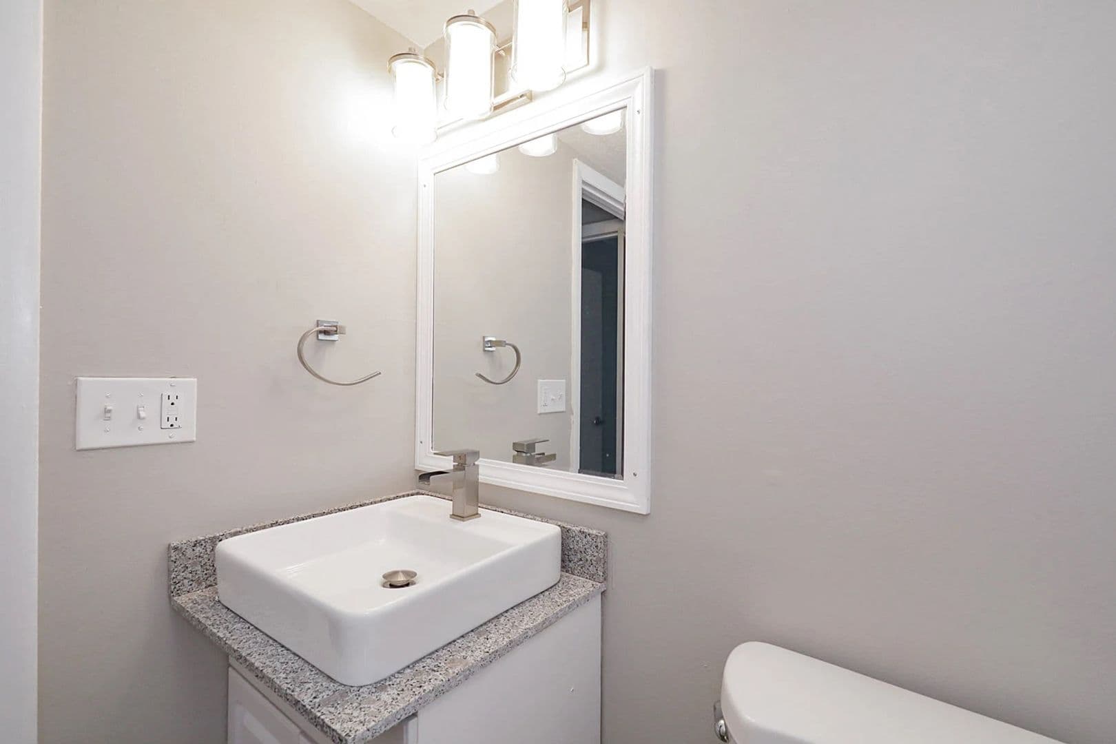 Pittsburgh Apartment: 7 Dorchester Drive