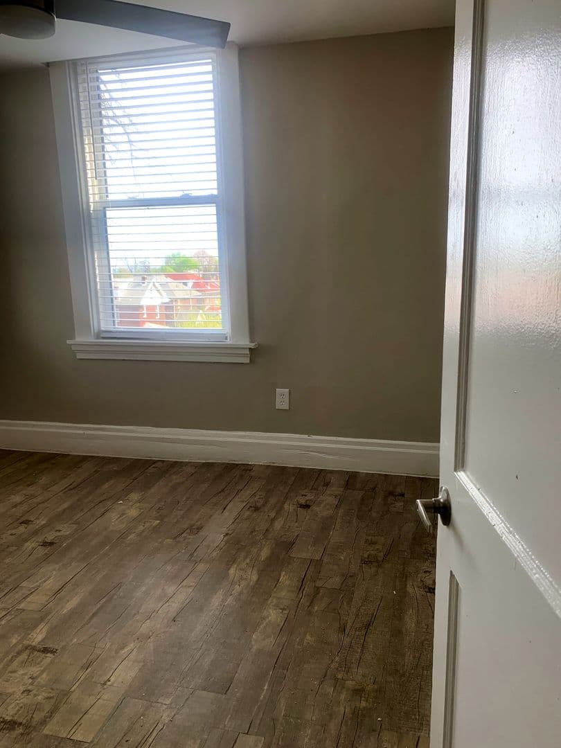 Dormont Apartment: 2838 Broadway Avenue
