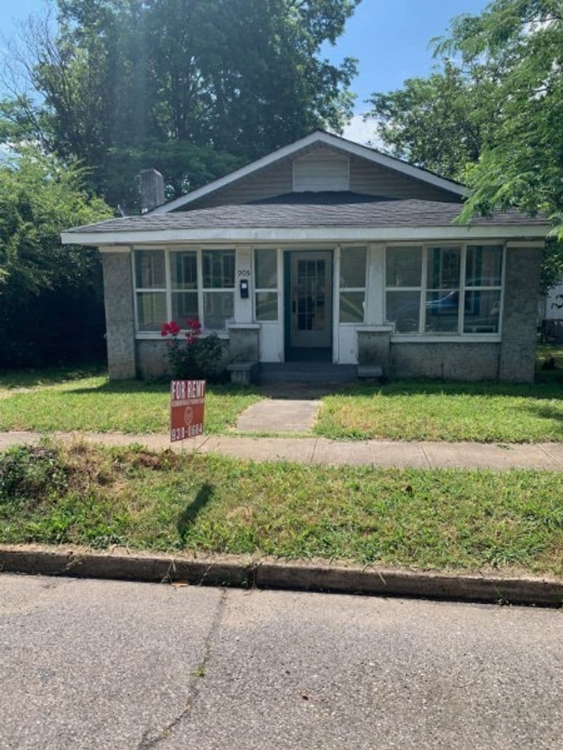 Tarrant House: 905 Jackson Blvd