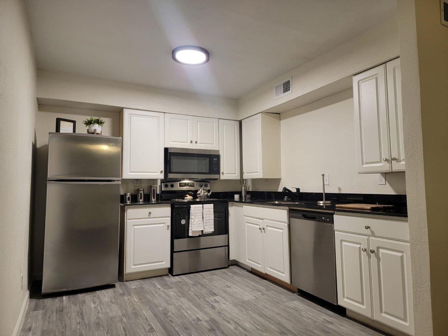 Phoenix Apartment: 2130 West Indian School Road