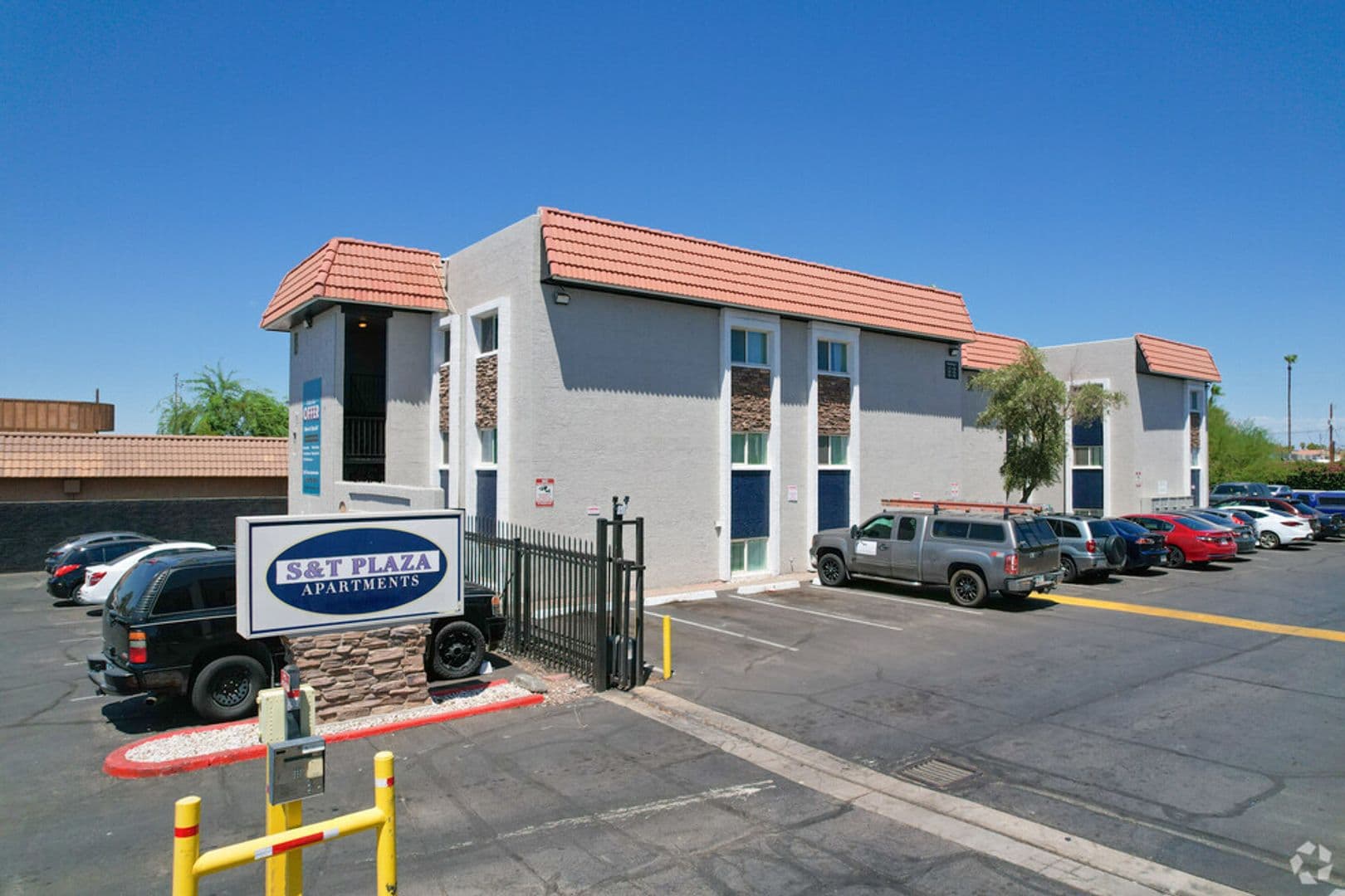 Phoenix Apartment: 2130 West Indian School Road
