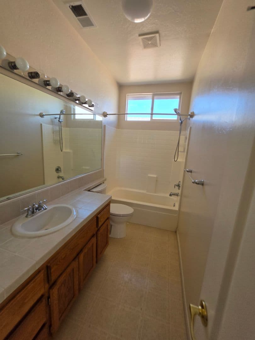 BAKERSFIELD House: 6610 ALDERBROOK LANE
