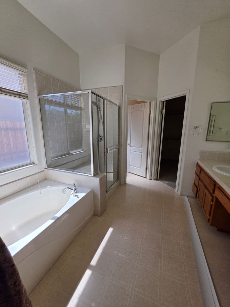 BAKERSFIELD House: 6610 ALDERBROOK LANE