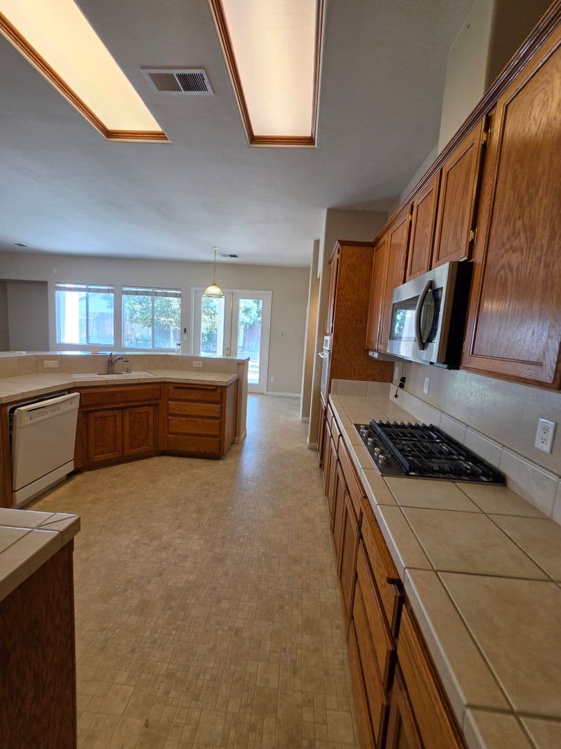 BAKERSFIELD House: 6610 ALDERBROOK LANE