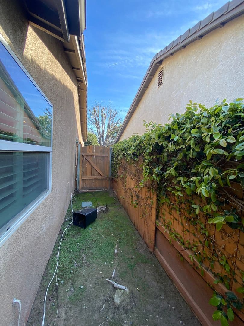 Bakersfield House: 11826 Grecian Laurel Dr