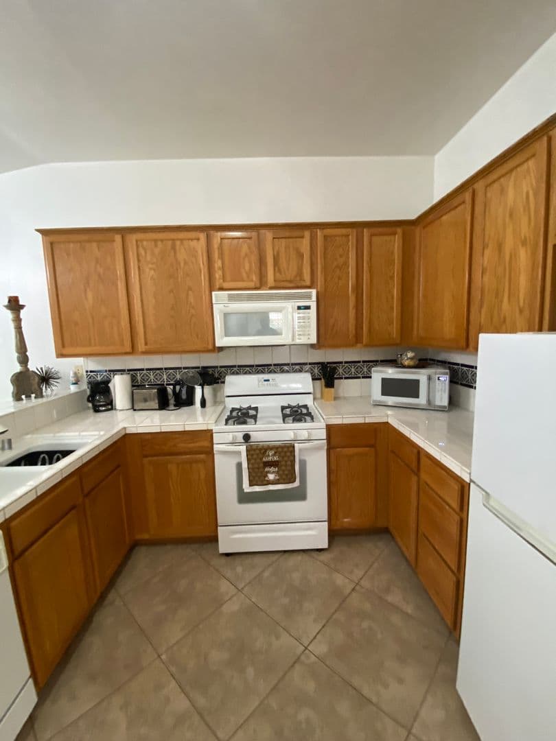 Bakersfield House: 11826 Grecian Laurel Dr