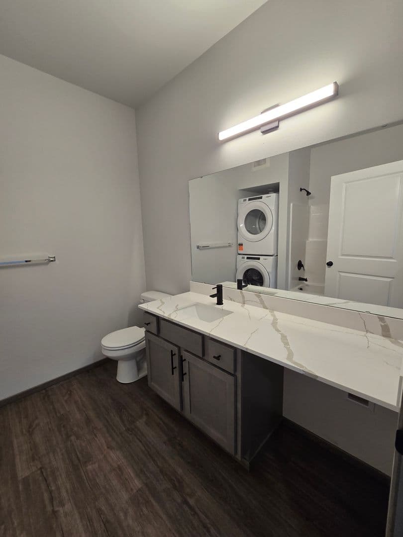 Mount Vernon Apartment: 1600 JJ Place