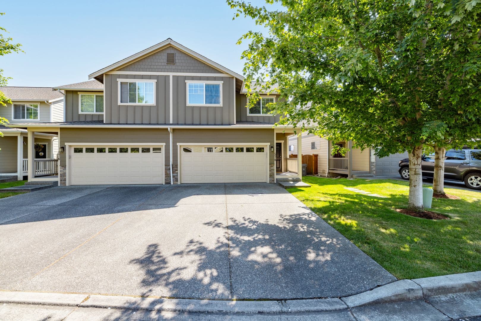 Burlington Apartment: 412/414 Lily Lane