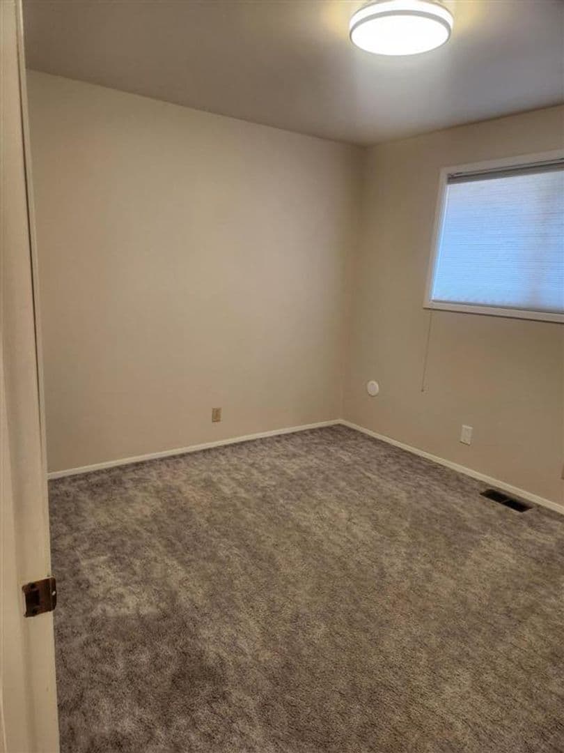 Burlington Apartment: 101 Rainbow Drive