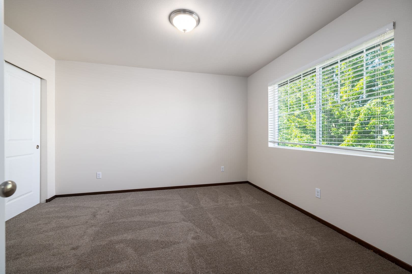 Burlington Apartment: 412/414 Lily Lane
