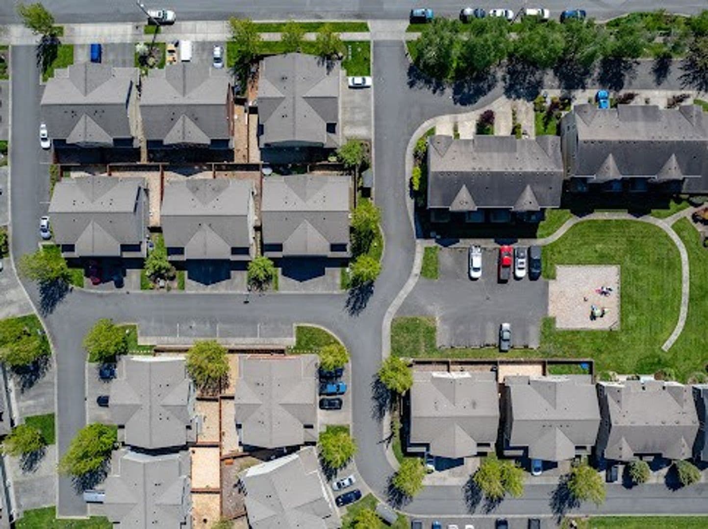 Burlington Apartment: 412/414 Lily Lane