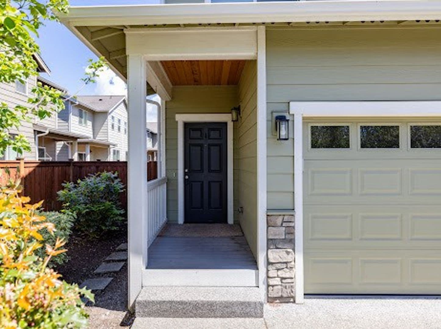 Burlington Apartment: 412/414 Lily Lane