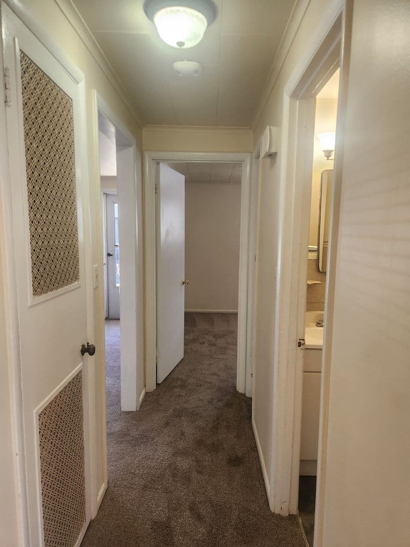 Mount Vernon Apartment: 1020 S 16th St