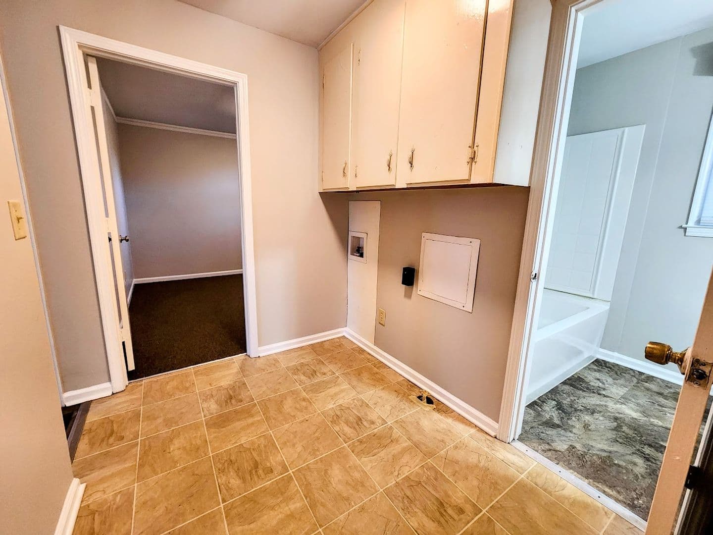 Pelzer Apartment: 6 Hoyt Street