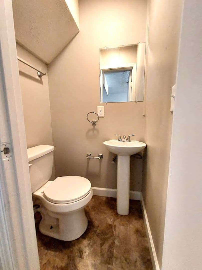 Easley Apartment: 409 Barton Street