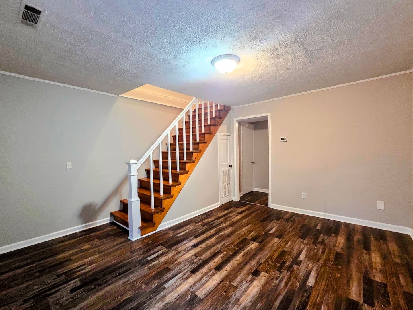 Easley Apartment: 409 Barton Street