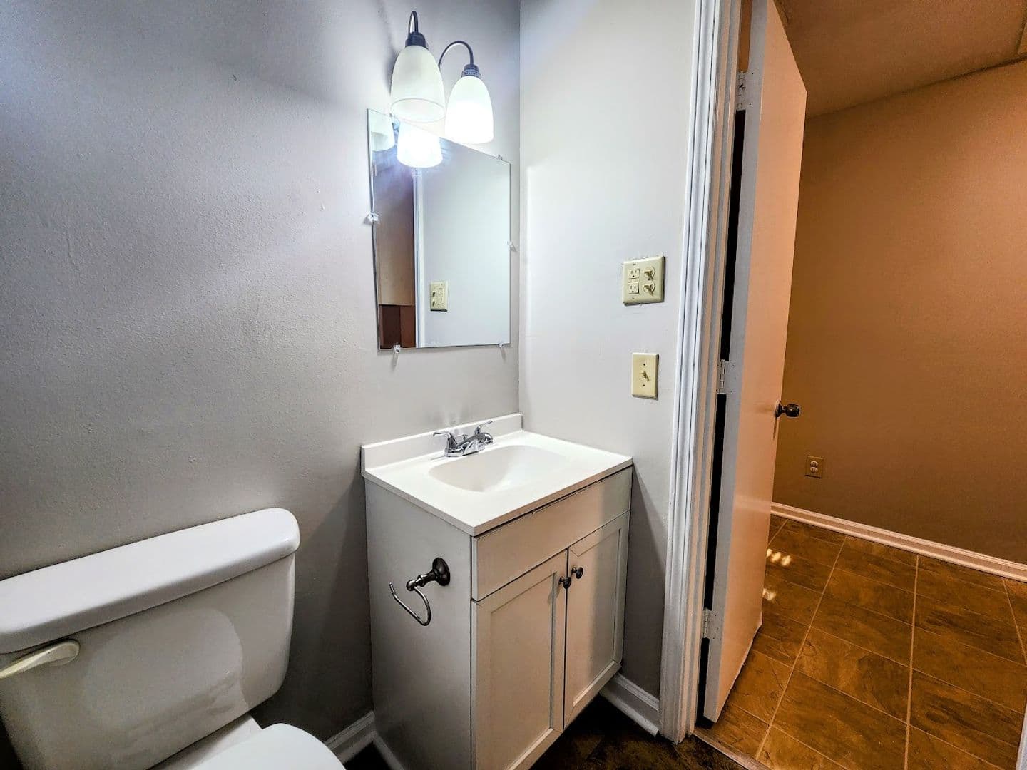 Pelzer Apartment: 6 Hoyt Street