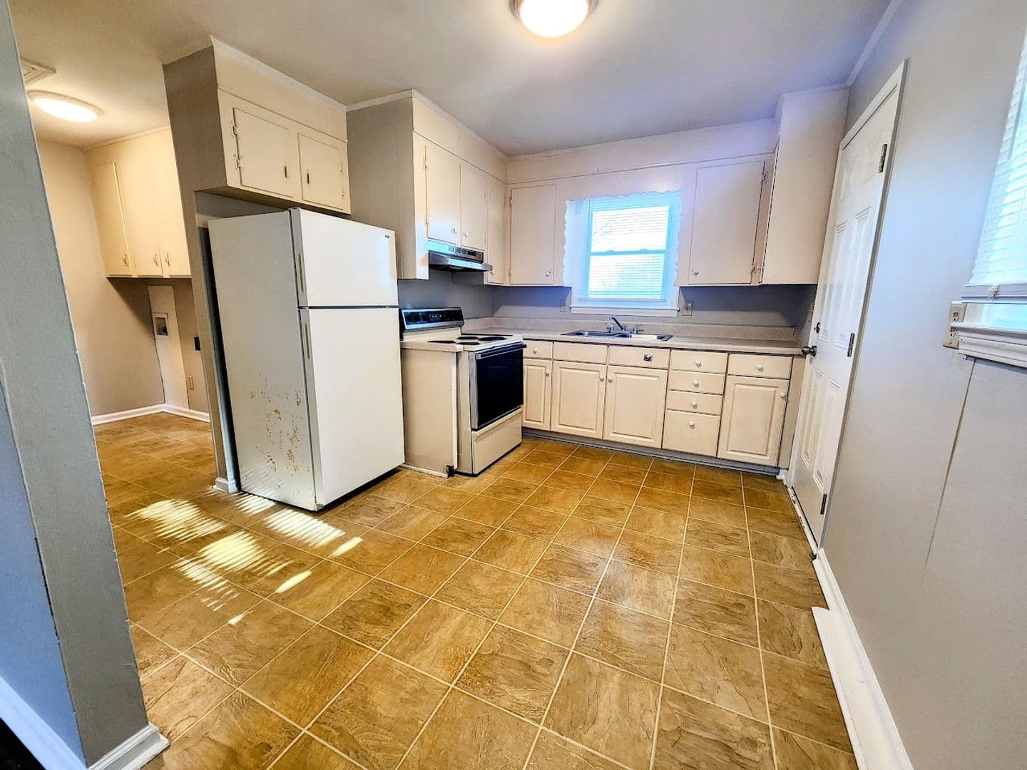 Pelzer Apartment: 6 Hoyt Street