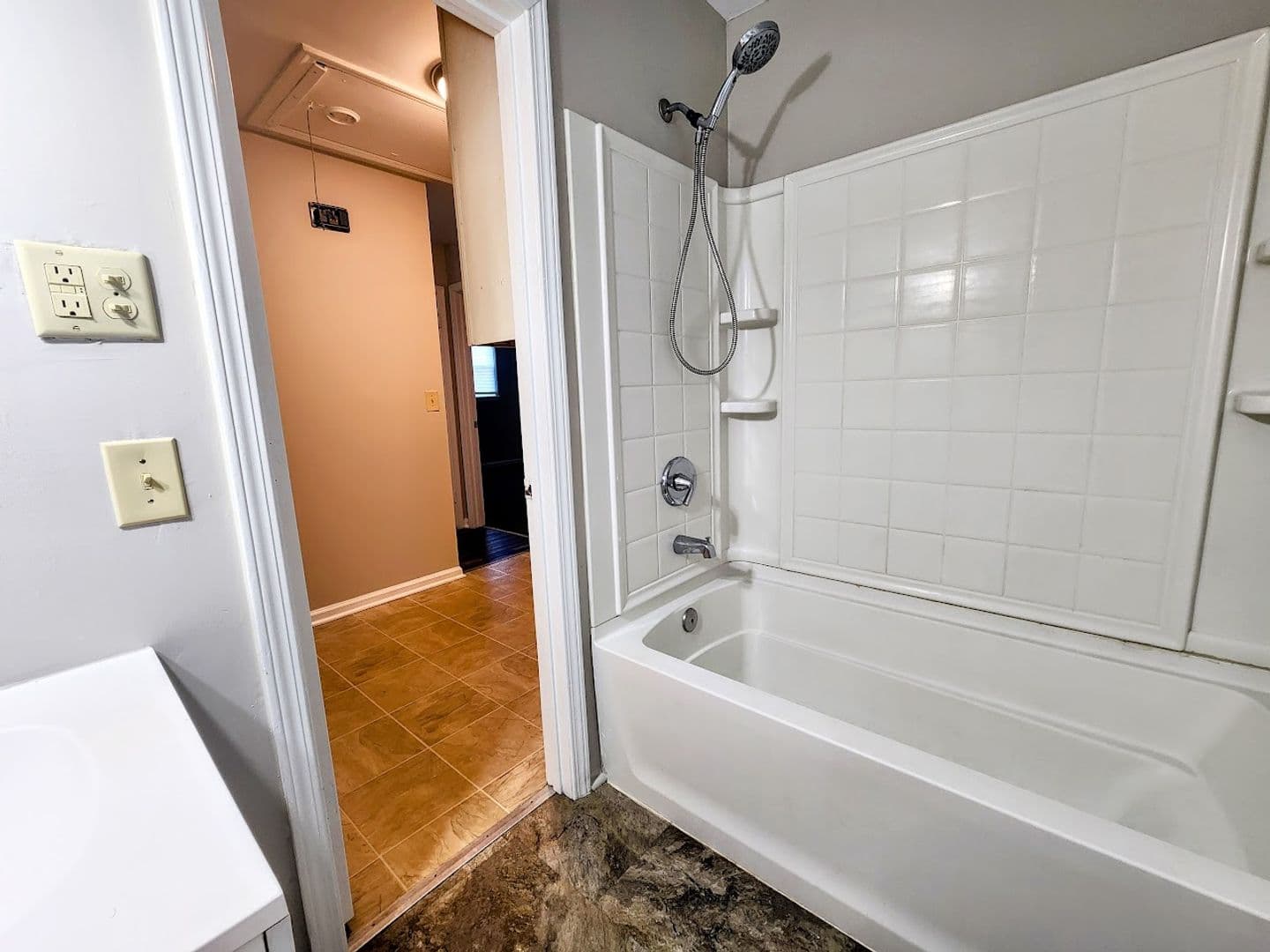 Pelzer Apartment: 6 Hoyt Street