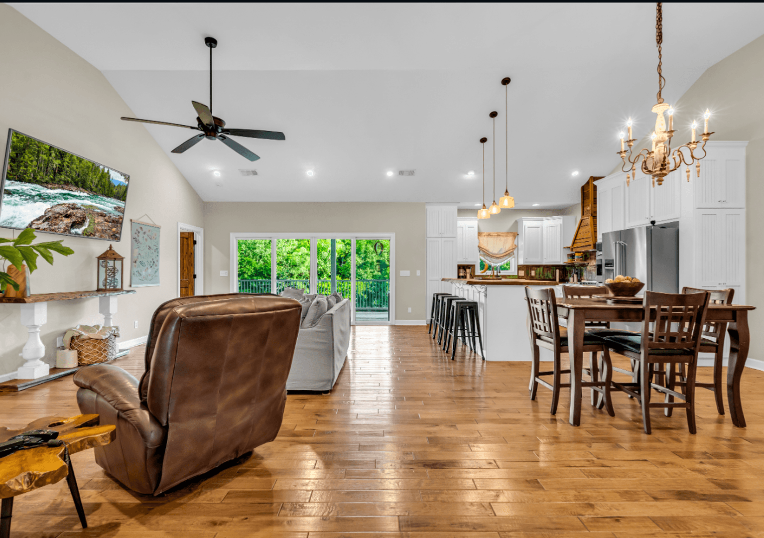 Columbus House: 790 Moores Creek Rd