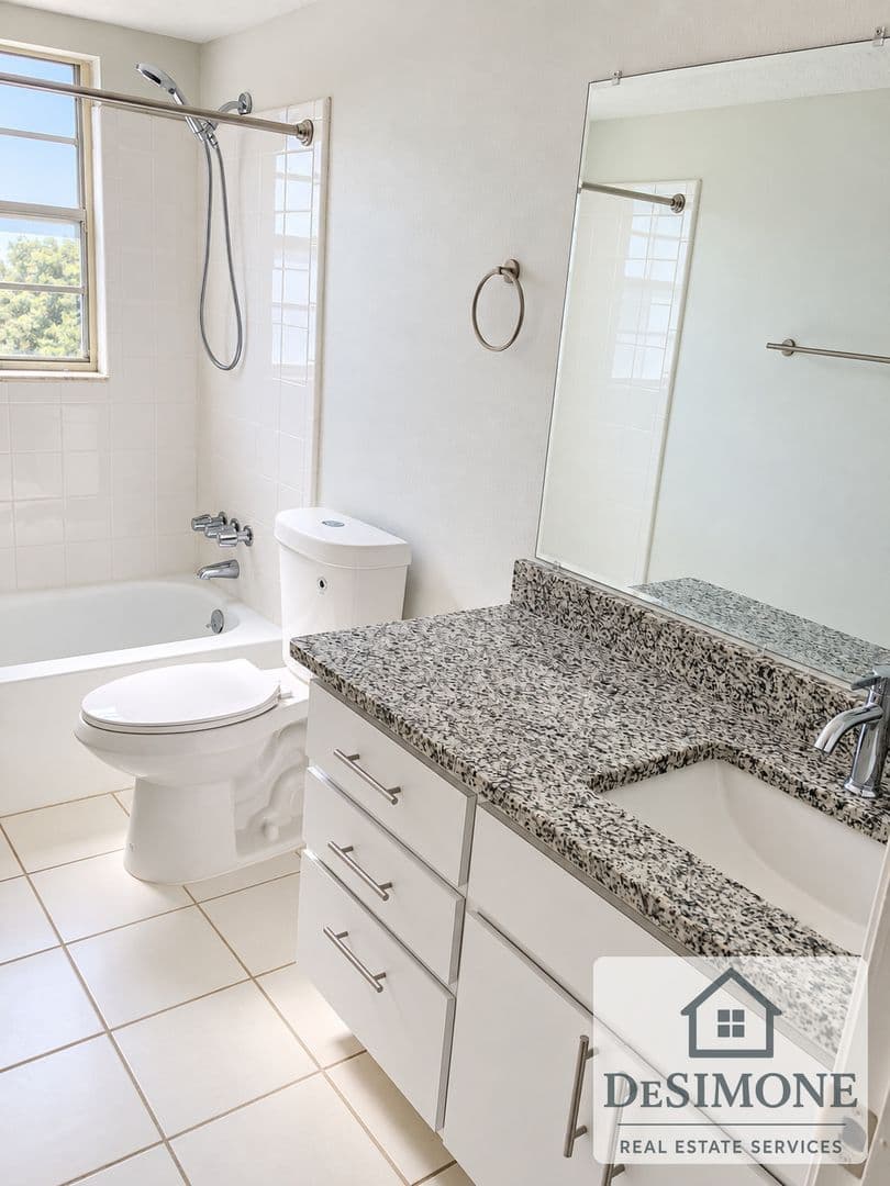Silver Springs Apartment: 2620 NE 52nd Court