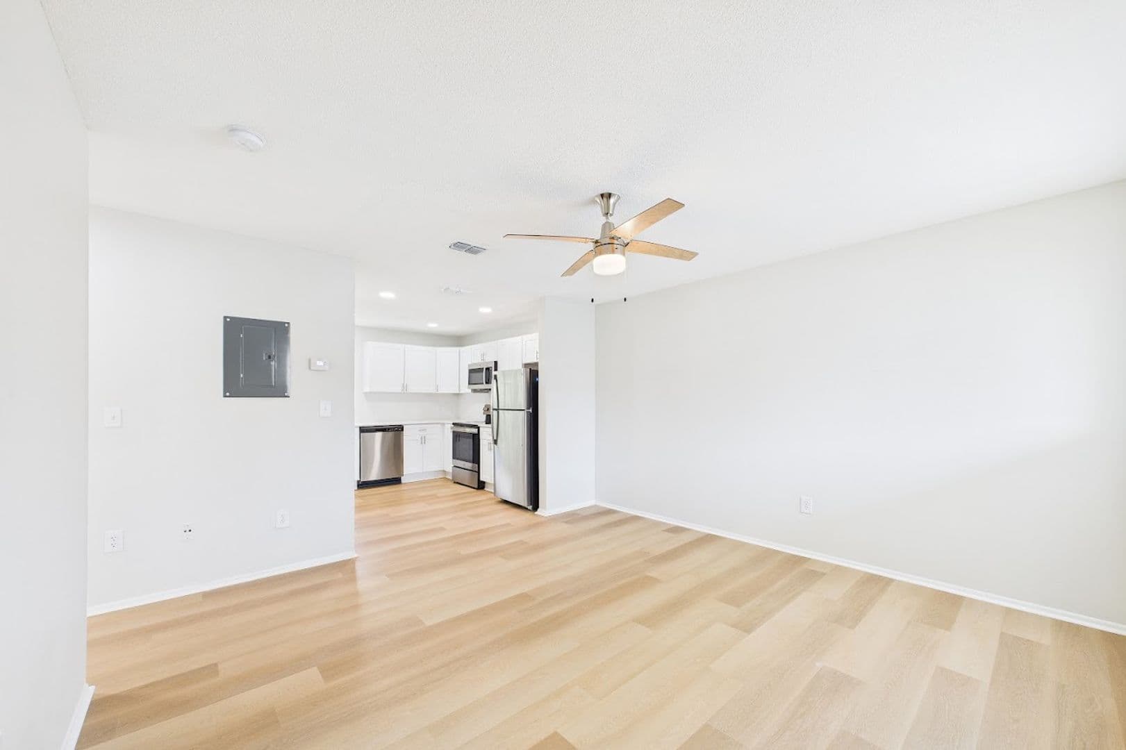 Melbourne Apartment: 101 W Seminole Ave