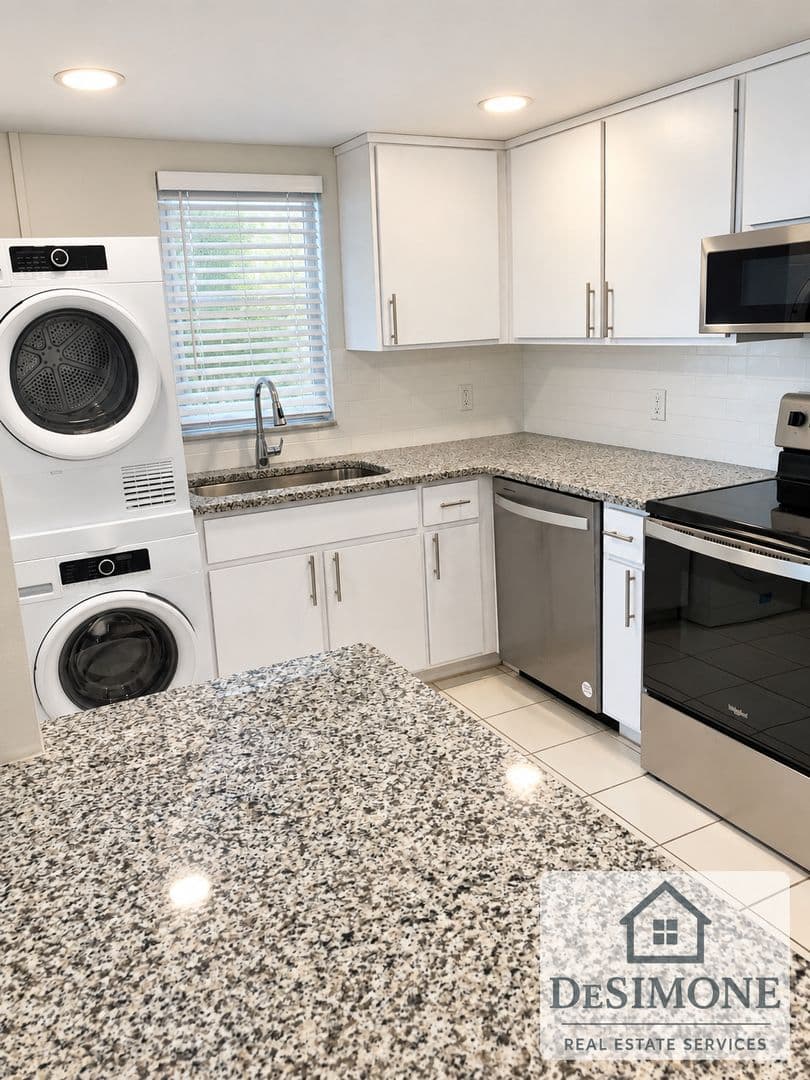 Silver Springs Apartment: 2620 NE 52nd Court